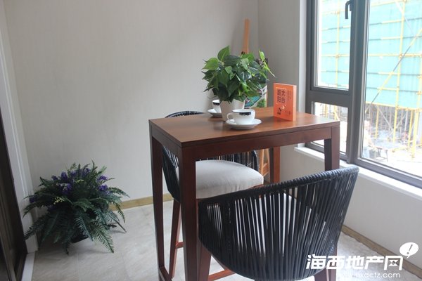 泉州東海開發有限公司副總經理梁軍毅先生致辭:東海灣十二宴品位為核心,注重業主的生活居住體驗,不僅以13%超低密建筑、66%超高綠化率和210米超寬樓間距,打造了一個低密圍合的人性化社區,還盛邀貝爾高林親自操刀,將現代中式party園林劃分為12個特色主題庭院,噴泉廣場、下沉庭院、荷花景觀涼亭、無邊際雙泳池、365米彩色跑道……星羅棋布仿若漫步星海,讓你生活的每一秒,都是一場盛宴。 泉州東海開發有限公司副總經理梁軍毅先生致辭 在梁總的精彩致辭,泉州東海開發有限公司副總經