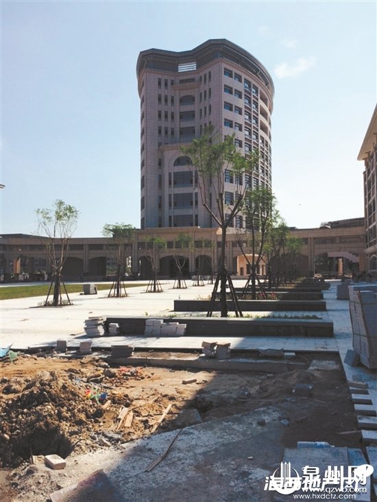昨天下午,泉州市委副书记、市政府党组书记康涛率市住建局、市政公用事业局、城乡规划局等市直部门负责人,现场察看中心市区部分市政公用项目建设与管理情况,并就项目反映的难题现场办公,召集相关部门负责人共同研究商讨解决方案。具体察看项目包括东海学园、浦西滞洪区、浦西安置房、城市绿道(水线)、泉州市第三水厂三期、北峰垃圾中转站、站前东西大道车行下穿通道积水点等。 浦西安置房 选房图测绘已完成 近期启动选房分配 作为中心市区单位区域安置量最大的项目,浦西城市综合体安置房建设项目近期将启动选房工作,安置