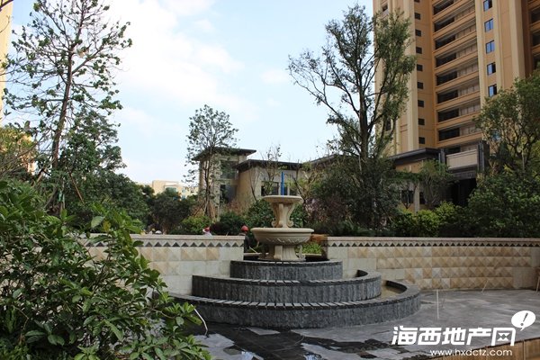 从小区奢华欧式大门,中庭欧式园林景观,精美露天游泳池,喷泉广场,到