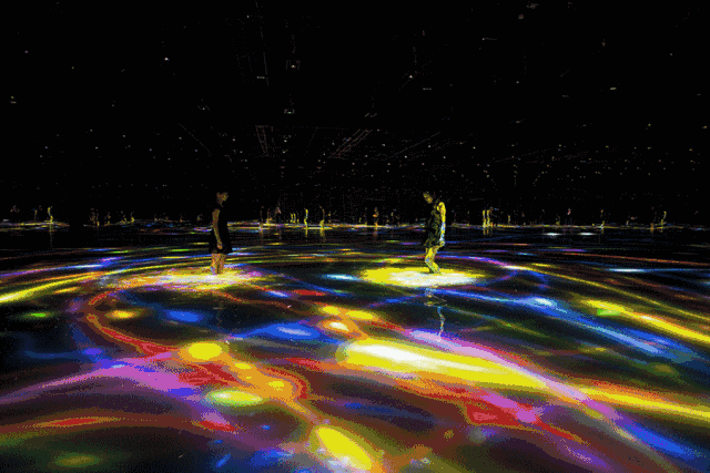 变幻   究竟你是这光影中的一束光源   还是这茫茫光子只是你的一部分